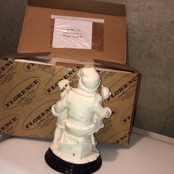 Giuseppe Armani Christmas Wishes Figurine - Picture 2 of 4